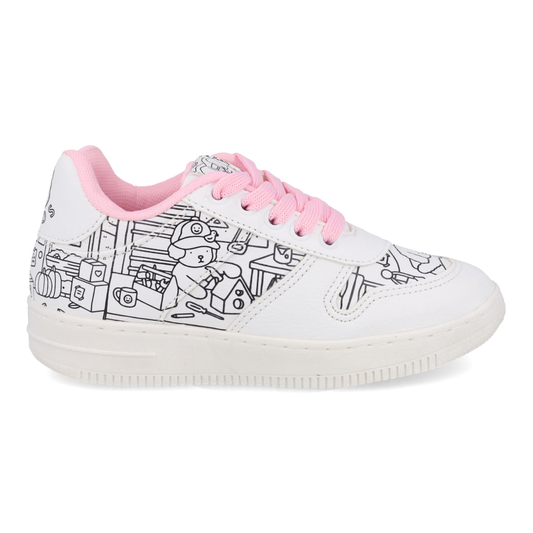 Tênis infantil branco visto de lado mostrando detalhes dos desenhos para personalização e cadarço rosa